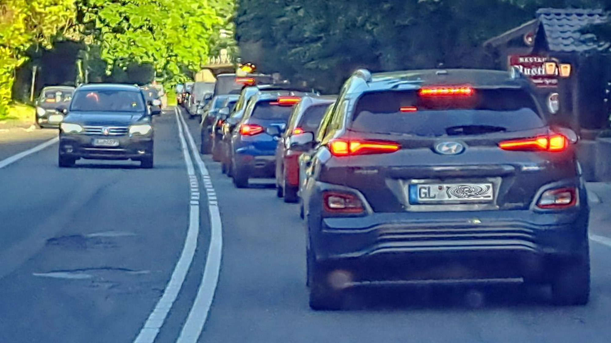Autos stauen sich auf der Landstraße 136 in Mitteleschbach.