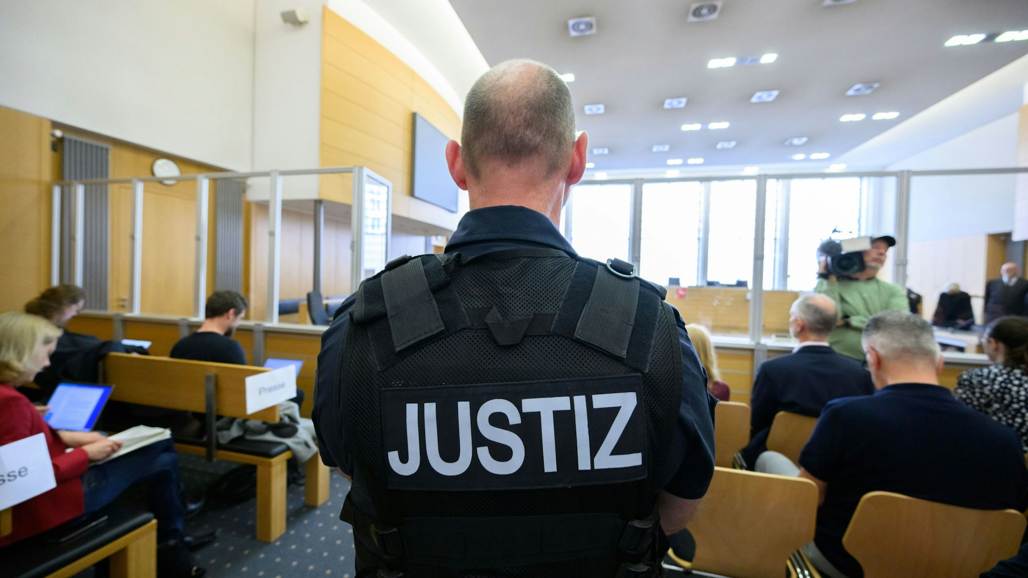 Ein Justizbeamter steht im Gerichtssaal im Landgericht Braunschweig.
