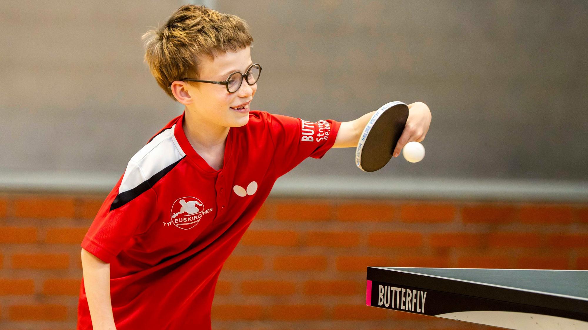 Das Bild zeigt Jonas Schmaul-Klaiber bei der Rückhand.