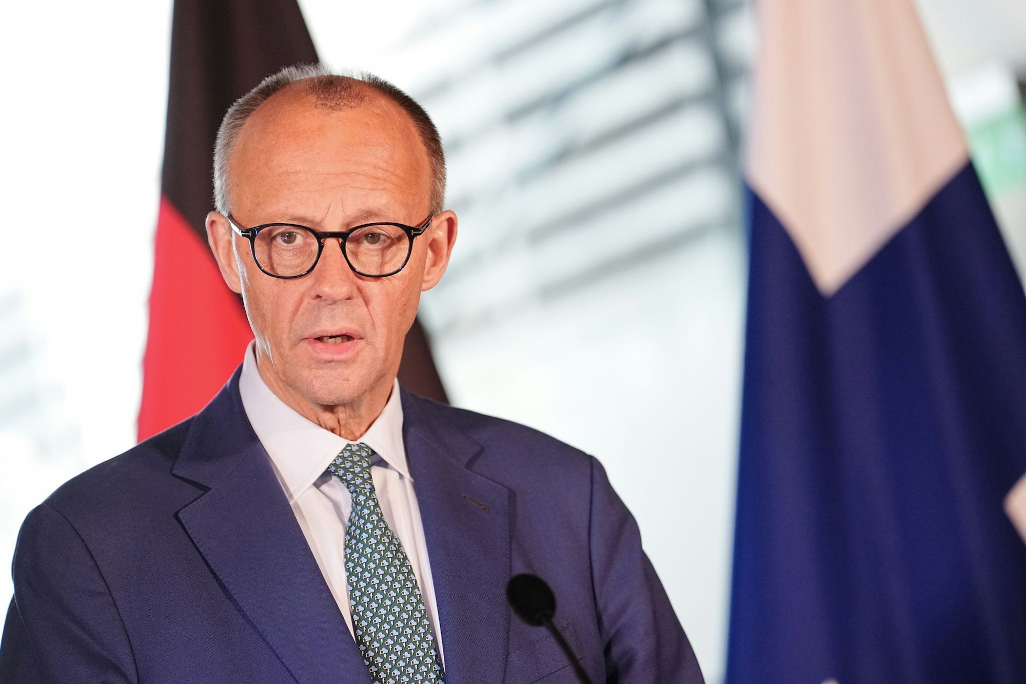 Bundeskanzler Friedrich Merz (CDU) sieht die Reichweitenfreigabe für deutsche Waffen in der Ukraine als nötig an.