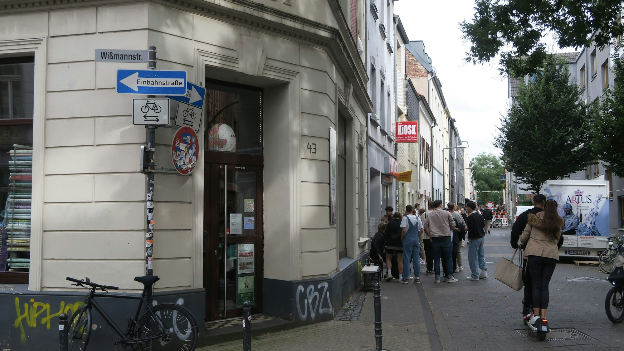 Das Bild zeigt eine Straßenecke und ein Straßenschild in Ehrenfeld