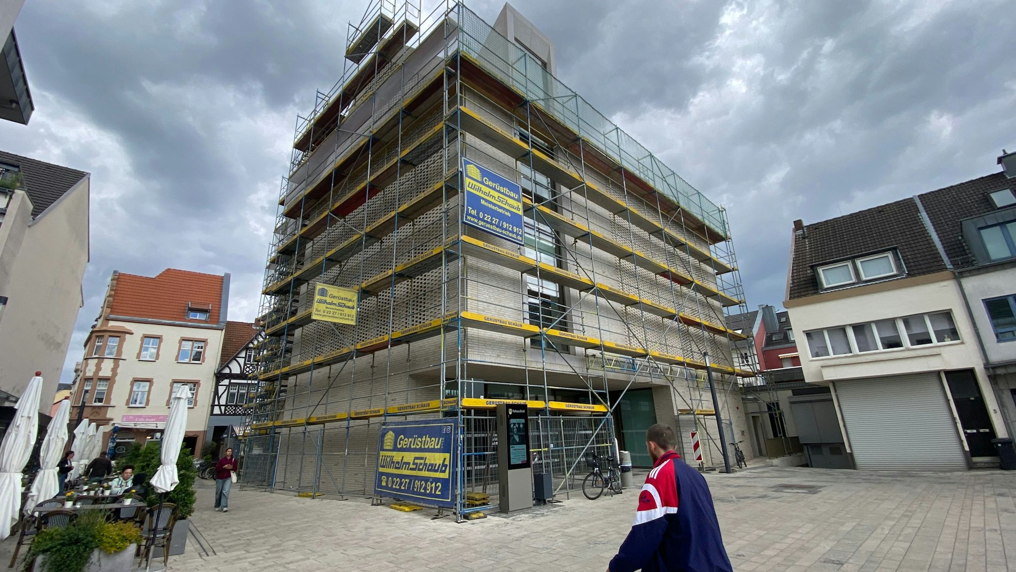 Zu sehen ist das Brühler Rathaus am Janshof.