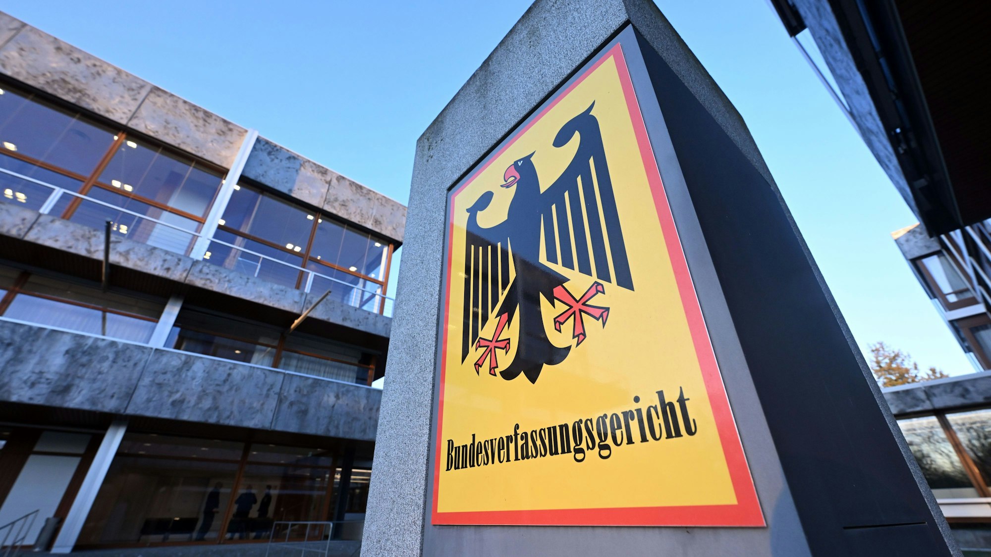 ARCHIV - 14.01.2025, Baden-Württemberg, Karlsruhe: Ein Hinweisschild mit Bundesadler und dem Schriftzug "Bundesverfassungsgericht", aufgenommen vor dem Gericht. Die AfD bekommt wie erwartet nicht den Vorsitz des mächtigen Haushaltsausschusses im Bundestag.  (zu dpa: «AfD scheitert bei Wahl um Vorsitz des Haushaltsausschusses») Foto: Uli Deck/dpa +++ dpa-Bildfunk +++