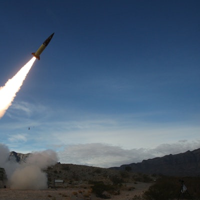 Eine amerikanische ATACMS-Rakete wird bei einer Übung abgeschossen. Laut Kanzler Merz gelten für die Ukraine keine Beschränkungen mehr für weitreichende westliche Waffen. (Archivbild)