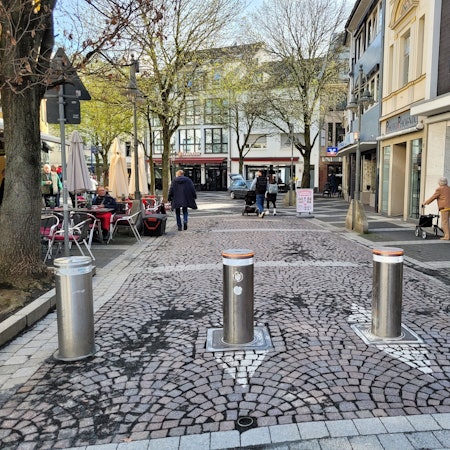 Zu sehen sind versenkbare Poller in der Brühler Fußgängerzone.