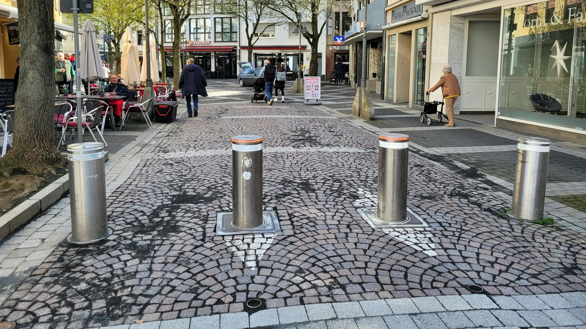 Zu sehen sind versenkbare Poller in der Brühler Fußgängerzone.