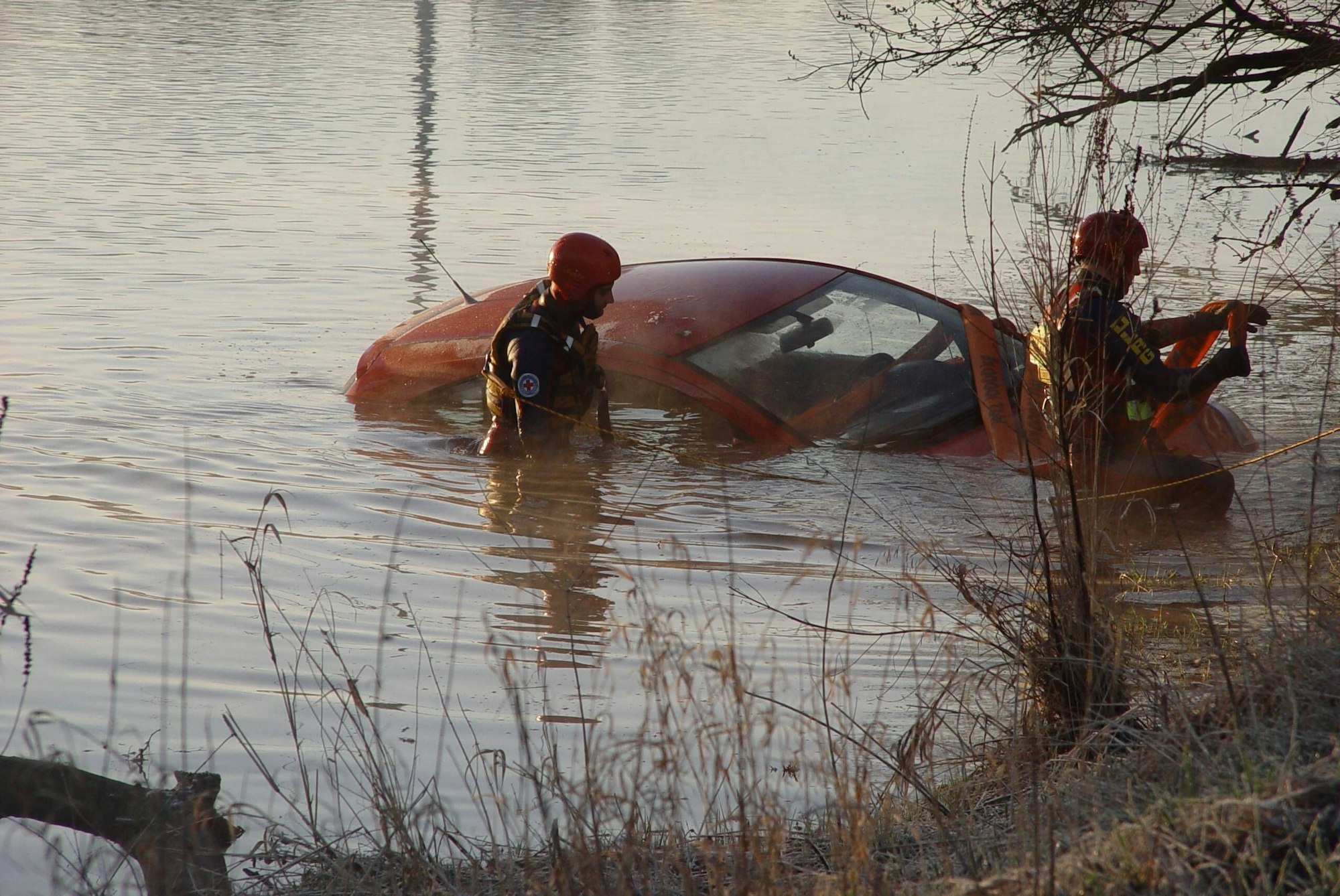 In der Nacht zu Dienstag landete der Wagen zweier junger Erwachsener in Köln-Zündorf im Rhein und musste von der Feuerwehr geborgen werden. Die Insassen blieben unverletzt.(Symbolbild)