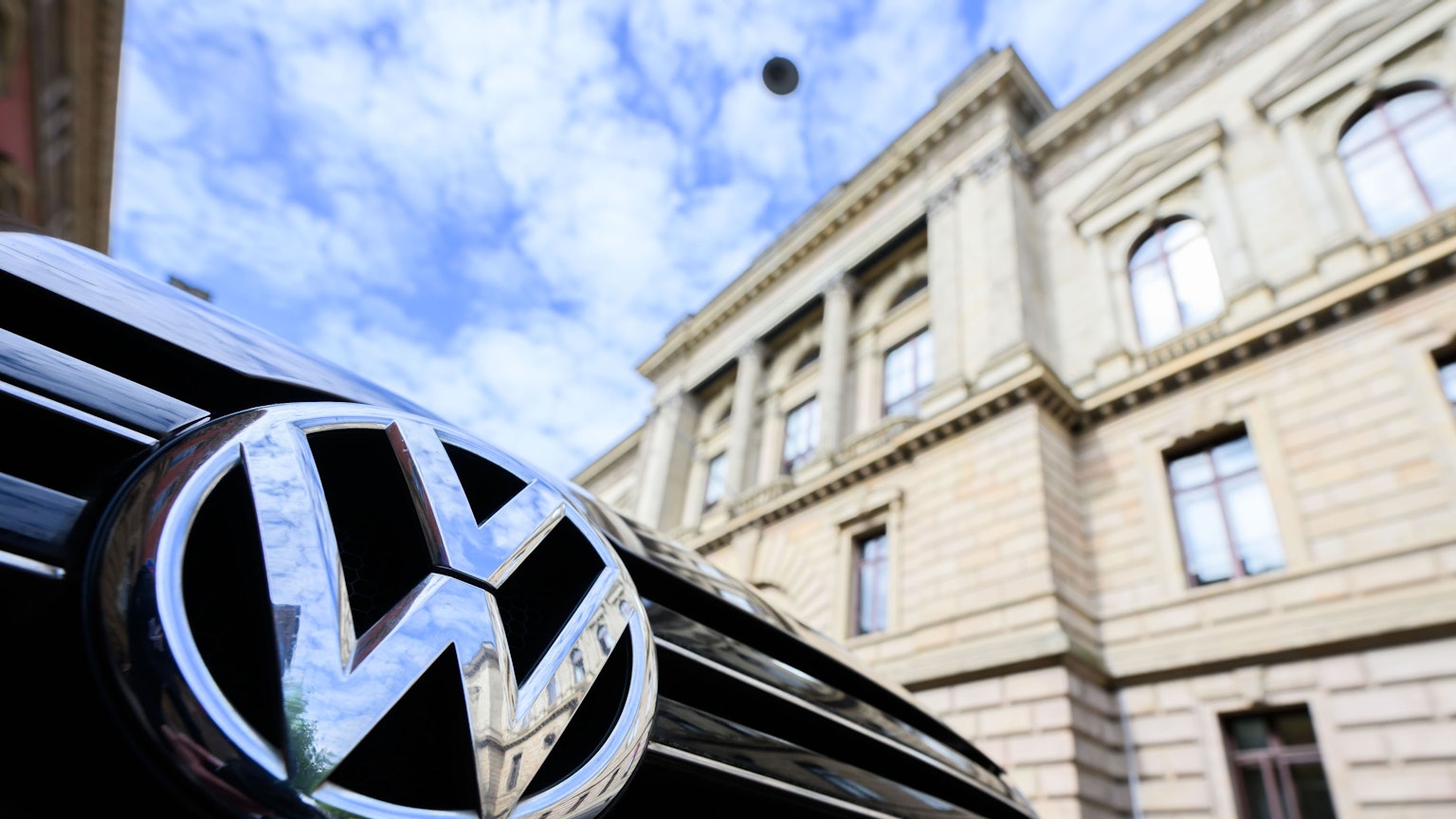 Ein Volkswagen parkt vor dem Landgericht Braunschweig.