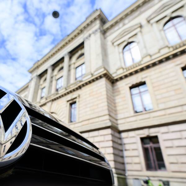 Ein Volkswagen parkt vor dem Landgericht Braunschweig.