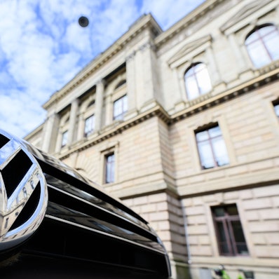 Ein Volkswagen parkt vor dem Landgericht Braunschweig.