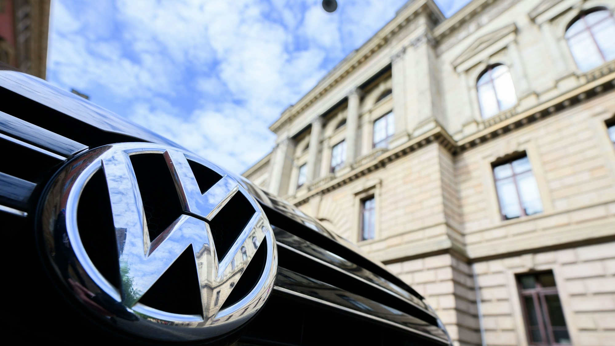 Ein Volkswagen parkt vor dem Landgericht Braunschweig.