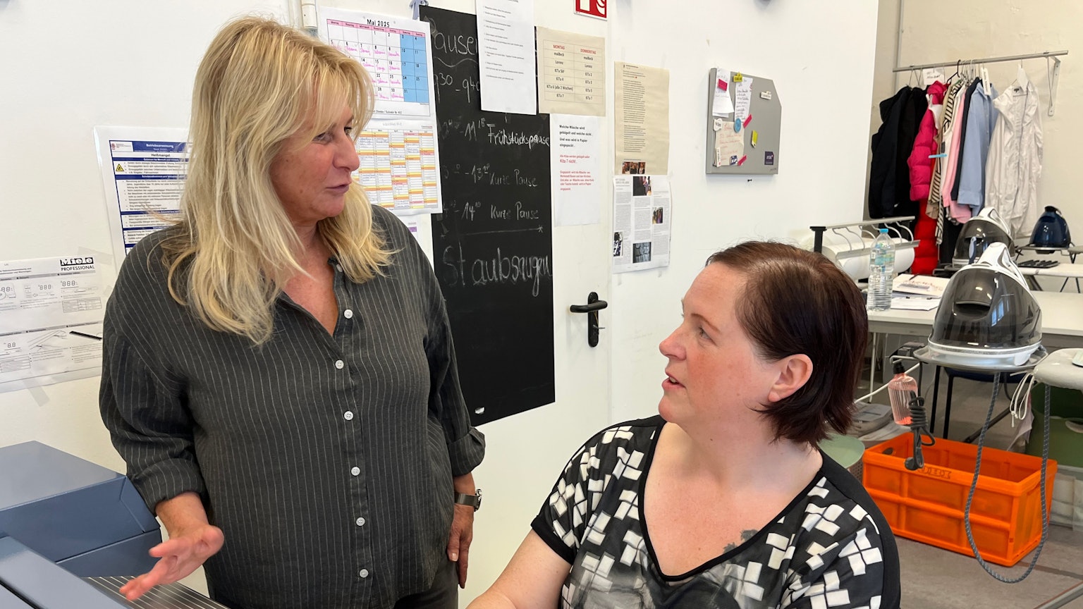 Die große Mangel ist ihr Lieblingsarbeitsplatz: Christine C. im Gespräch mit ihrer Anleiterin Serife Lang (v.l.).