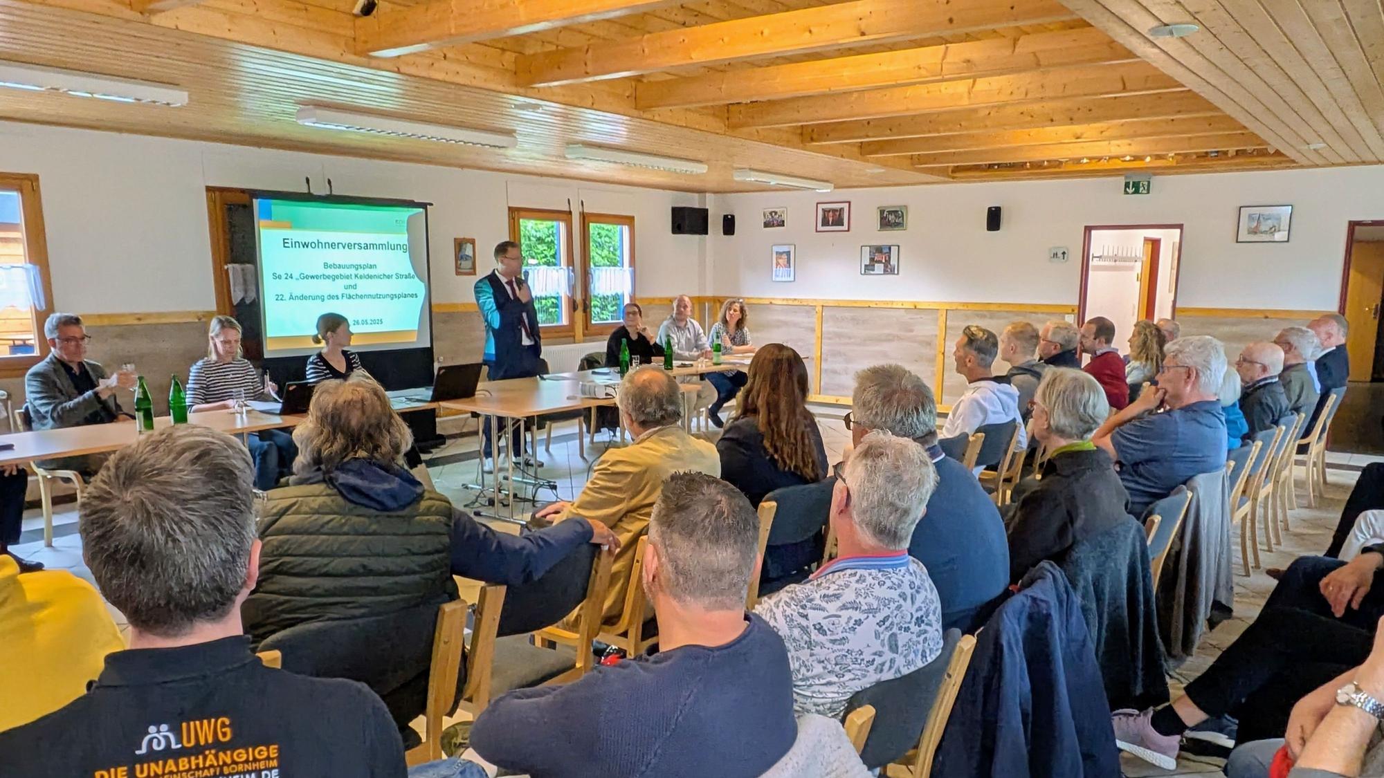 Eine große Zuhörermenge bei der Bürgerversammlung zum neuen Geberbegebiet in Sechtem.