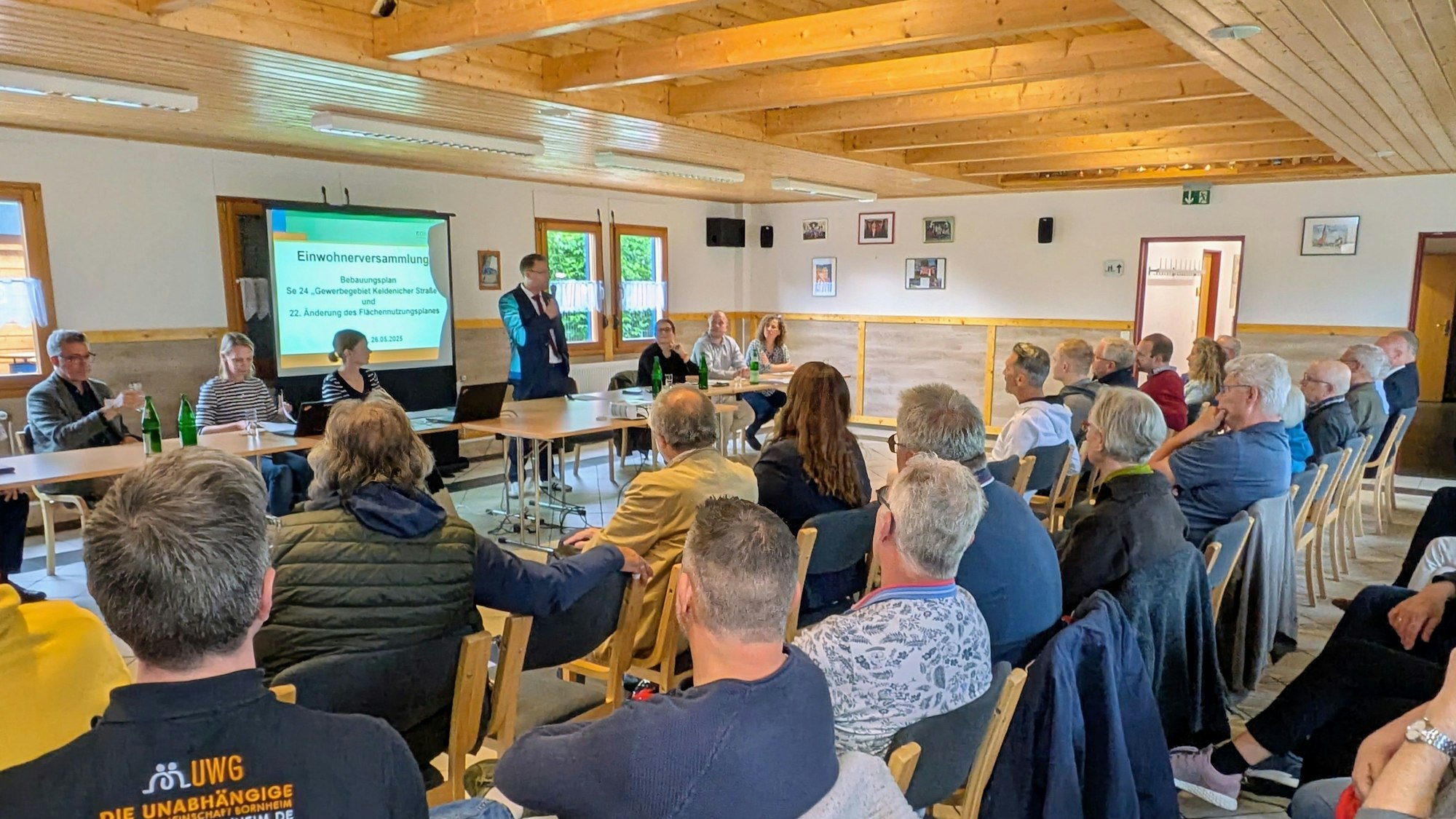 Eine große Zuhörermenge bei der Bürgerversammlung zum neuen Geberbegebiet in Sechtem.