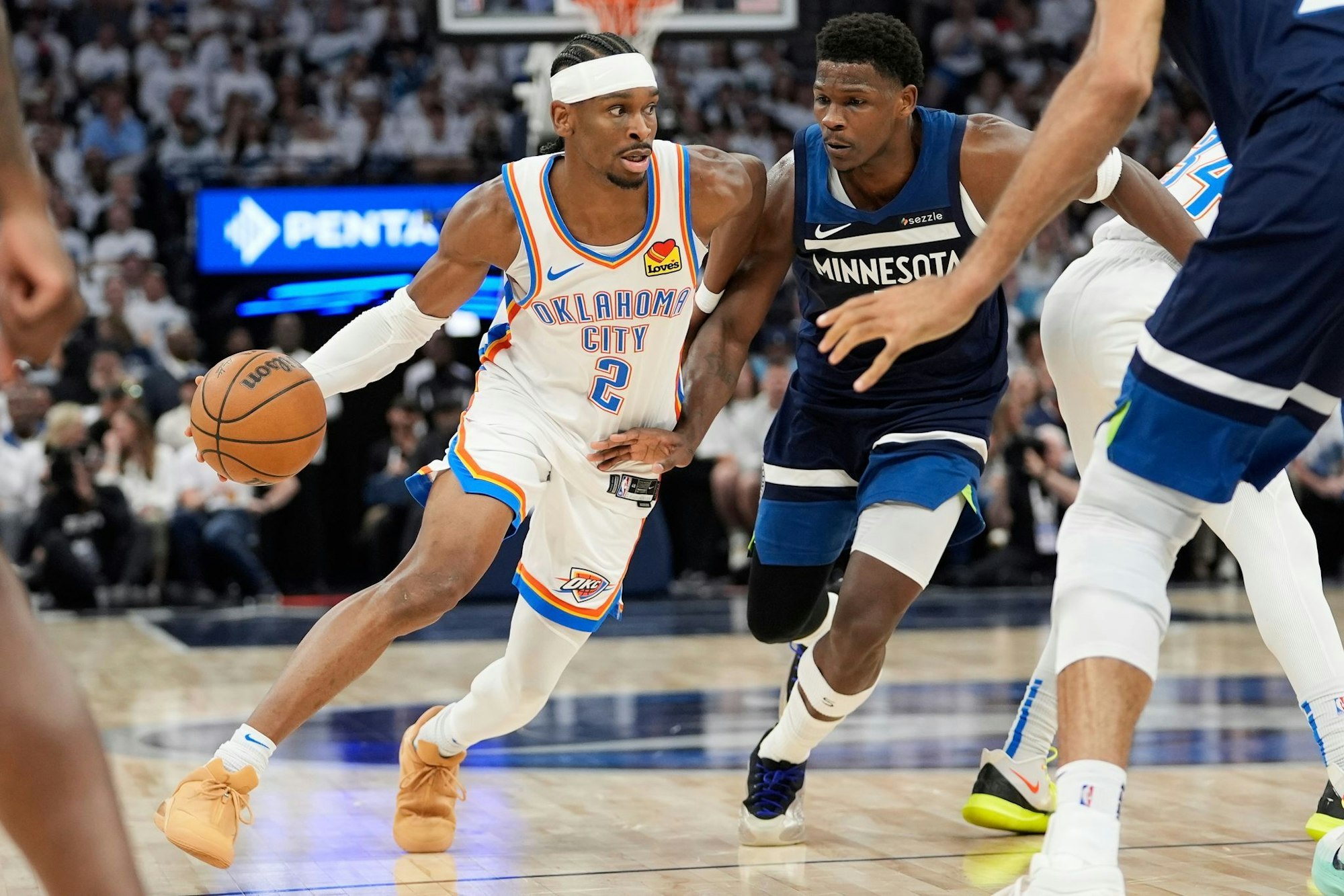 Shai Gilgeous-Alexander (l.) dominierte das Spiel mit 40 Punkten.