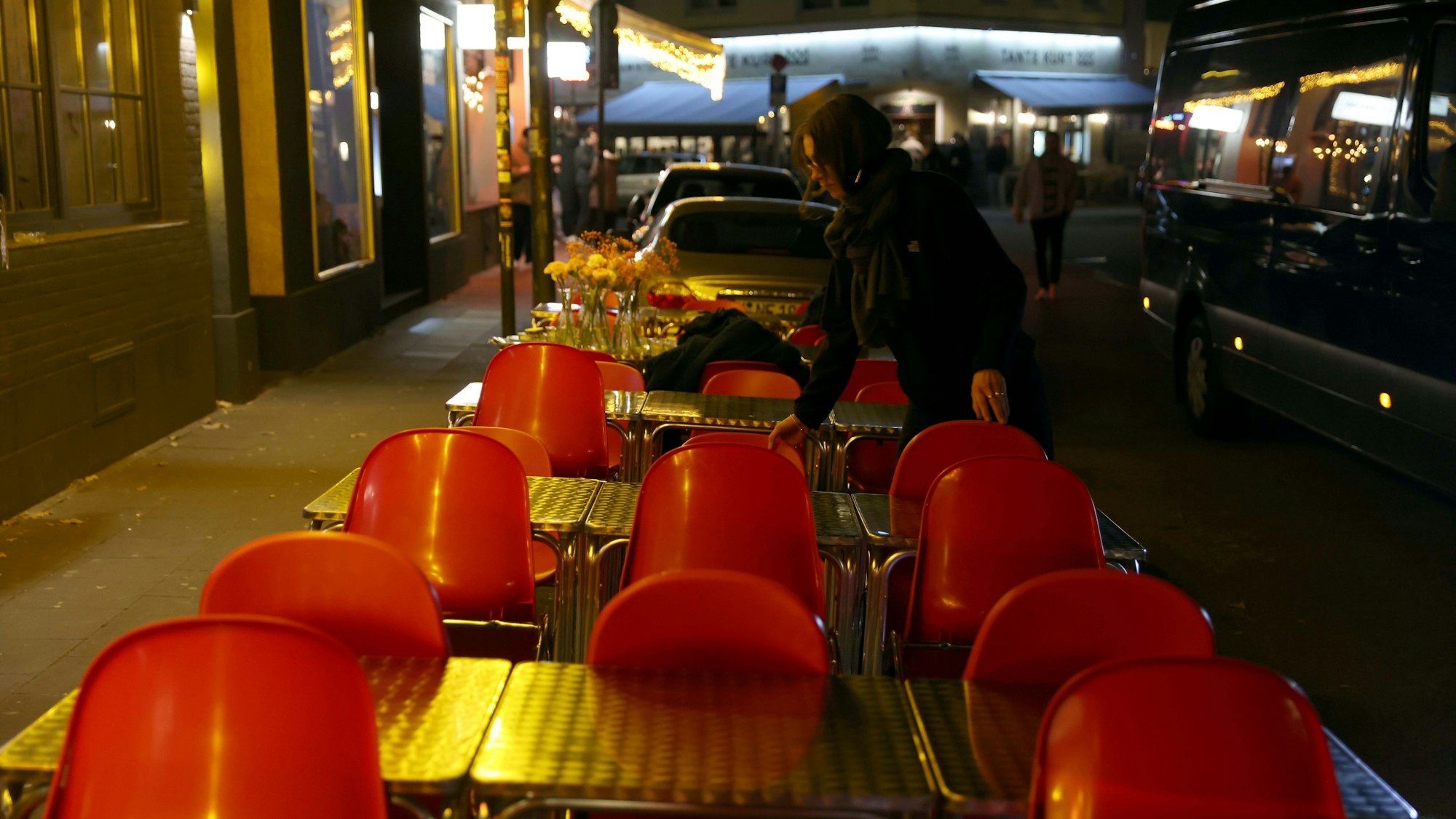 Verwaiste Tische eines Lokals am Brüsseler Platz in Köln. Derzeit müssen die Wirte hier um 22 Uhr schließen.