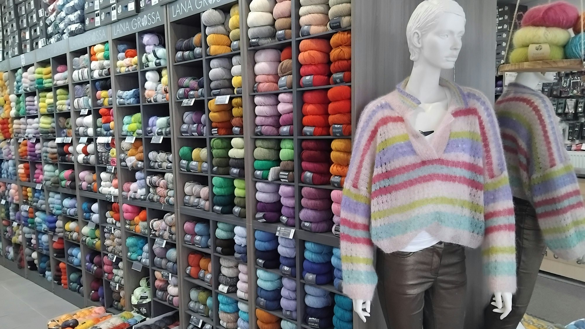 Immer mehr junge Kundschaft besucht das Siegburger Handarbeitsgeschäft „Lana Grossa“. Einstiegsprojekte sind oft ein selbstgehäkelter Schlüsselanhänger oder ein selbstgestricktes Top.