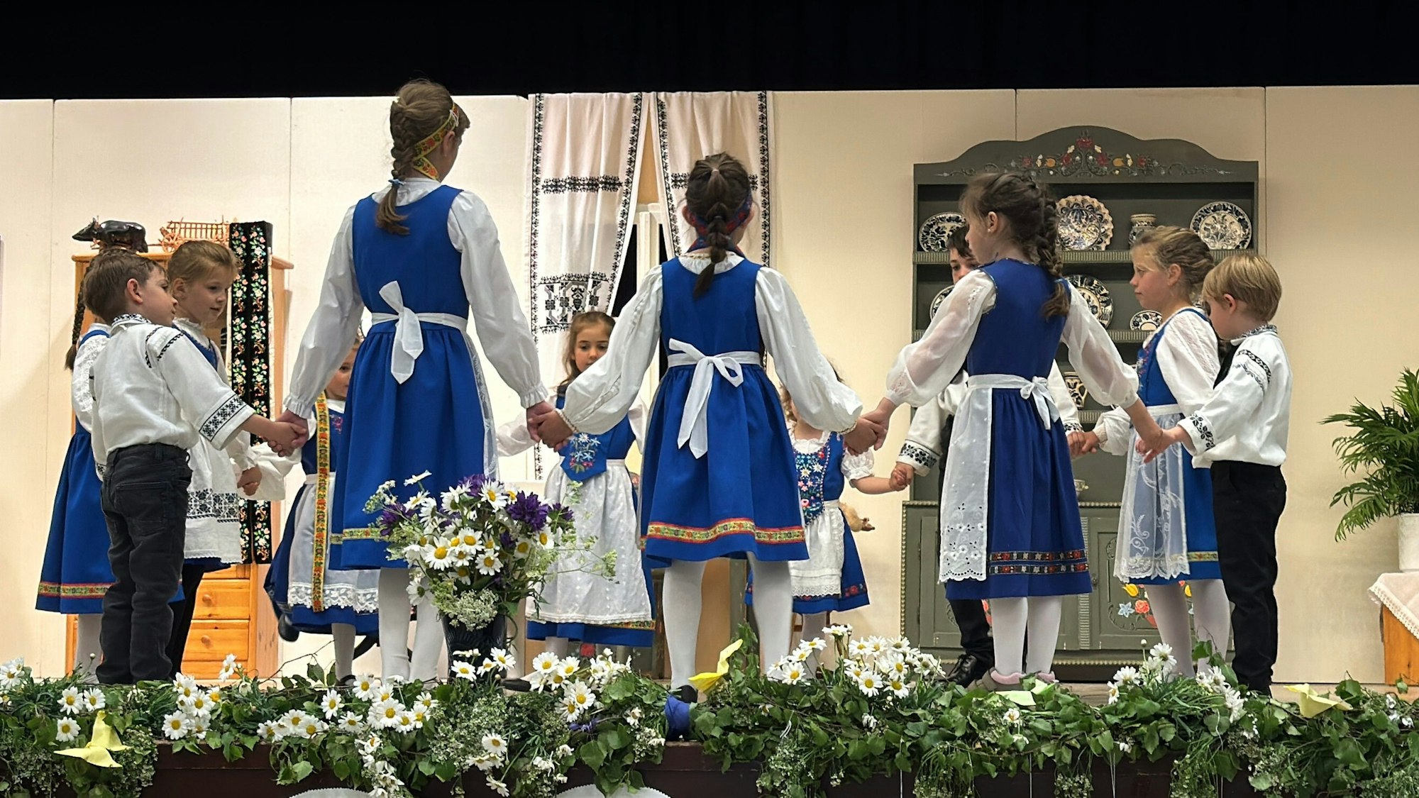 Eine Kindertanzgruppe in bunter Tracht.