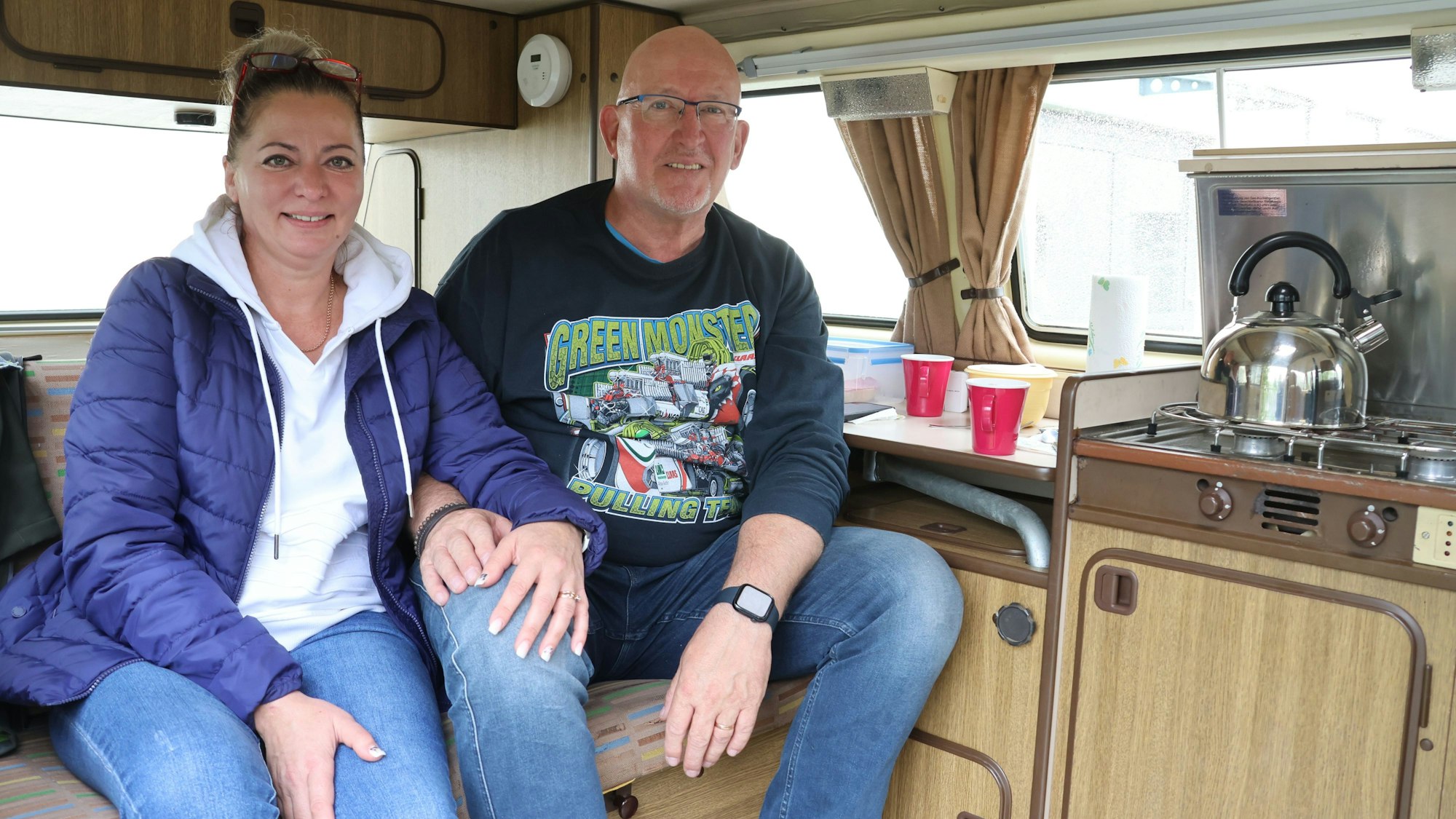 Lijana und Ralf Dreibholz sitzen in ihrem VW-Bus T3 von 1980.
