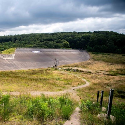Das Bild zeigt den Damm der Steinbachtalsperre.