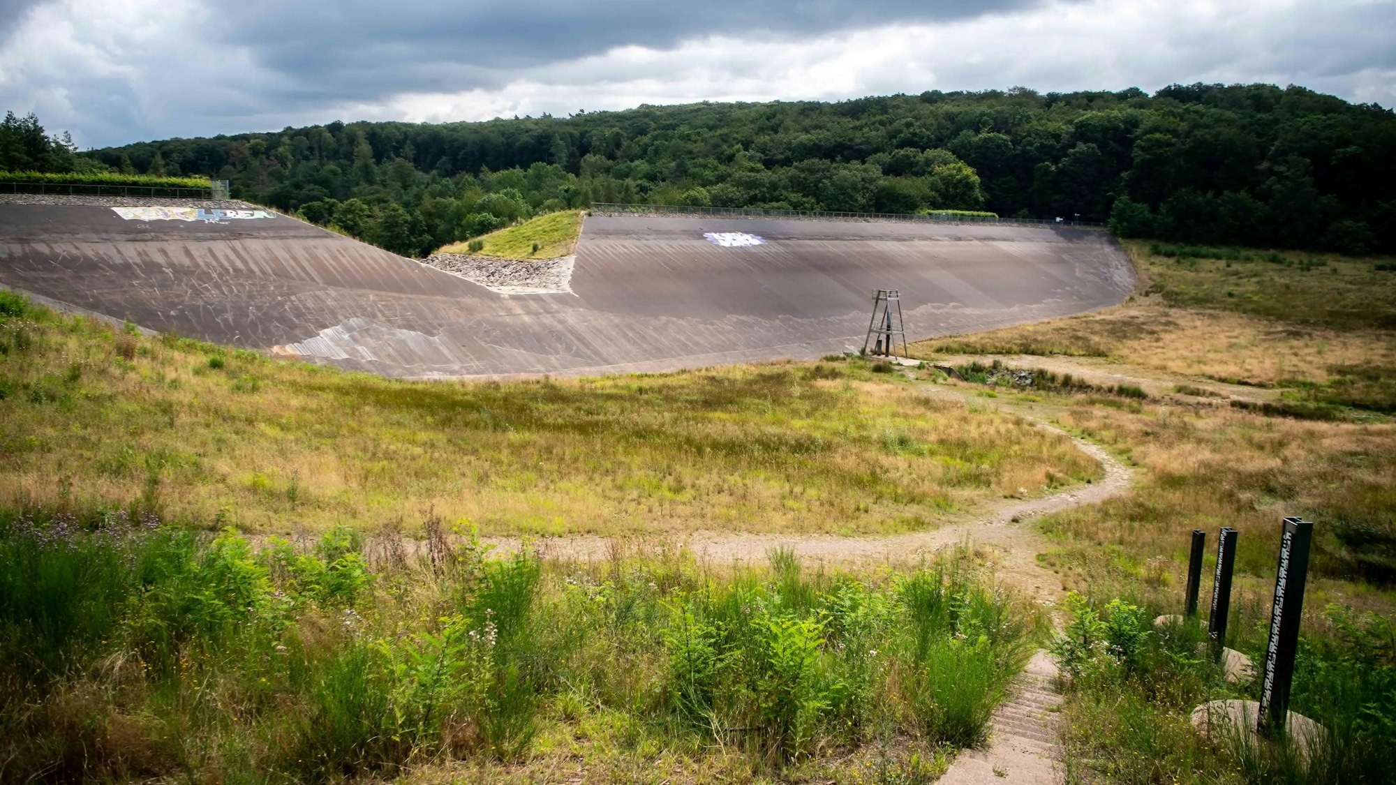 Das Bild zeigt den Damm der Steinbachtalsperre.