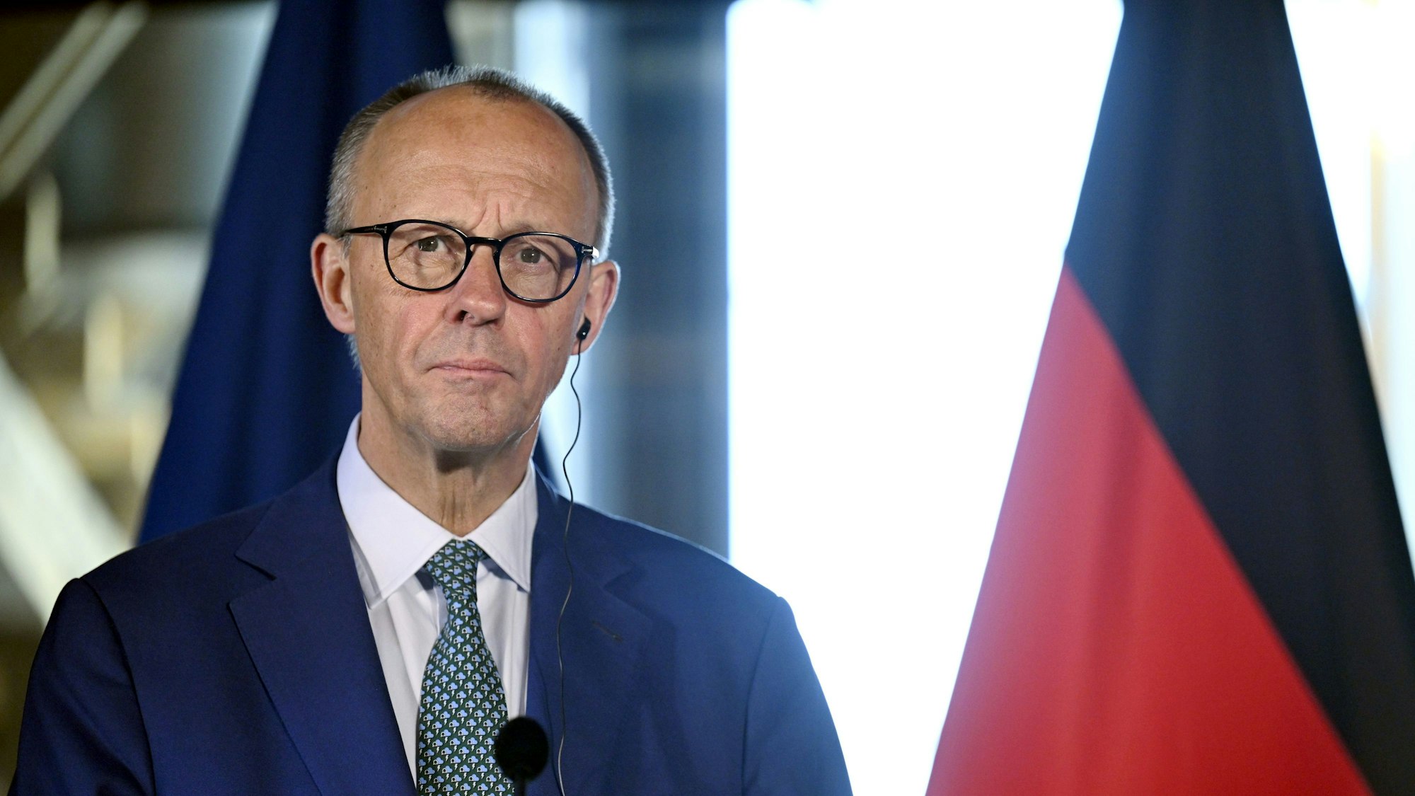 Bundeskanzler Friedrich Merz (CDU) reagiert während seiner gemeinsamen Pressekonferenz mit dem finnischen Ministerpräsidenten Orpo in Turku. (Symbolbild)