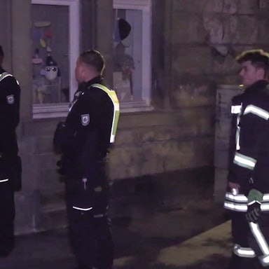 27.05.2025, Nordrhein-Westfalen, Köln: Das Ordnungsamt kontrolliert gesperrte Straßen in der Umgebung der Baustelle in der eine US-amerikanische Bombe aus dem Zweiten Weltkrieg gefunden wurde. Kurz nach dem Fund einer Weltkriegsbombe mussten in der Kölner Innenstadt am späten Abend rund 5.000 Menschen ihre Wohnungen verlassen. Der amerikanische Blindgänger, eine Fünf-Zentner-Bombe mit einem Heckaufschlagzünder, soll noch in der Nacht entschärft werden. Foto: Sascha Thelen/dpa +++ dpa-Bildfunk +++