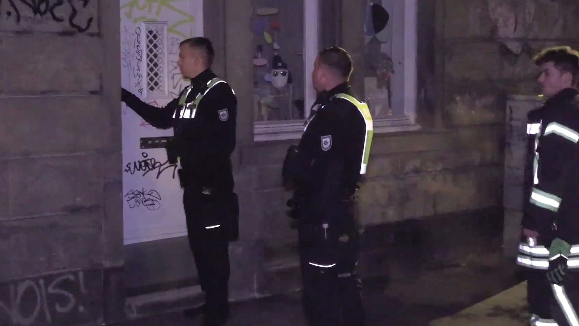 27.05.2025, Nordrhein-Westfalen, Köln: Das Ordnungsamt kontrolliert gesperrte Straßen in der Umgebung der Baustelle in der eine US-amerikanische Bombe aus dem Zweiten Weltkrieg gefunden wurde. Kurz nach dem Fund einer Weltkriegsbombe mussten in der Kölner Innenstadt am späten Abend rund 5.000 Menschen ihre Wohnungen verlassen. Der amerikanische Blindgänger, eine Fünf-Zentner-Bombe mit einem Heckaufschlagzünder, soll noch in der Nacht entschärft werden. Foto: Sascha Thelen/dpa +++ dpa-Bildfunk +++