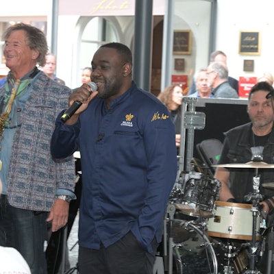 Nelson Müller singt auf der Einweihung der Diepeschrather Mühle.