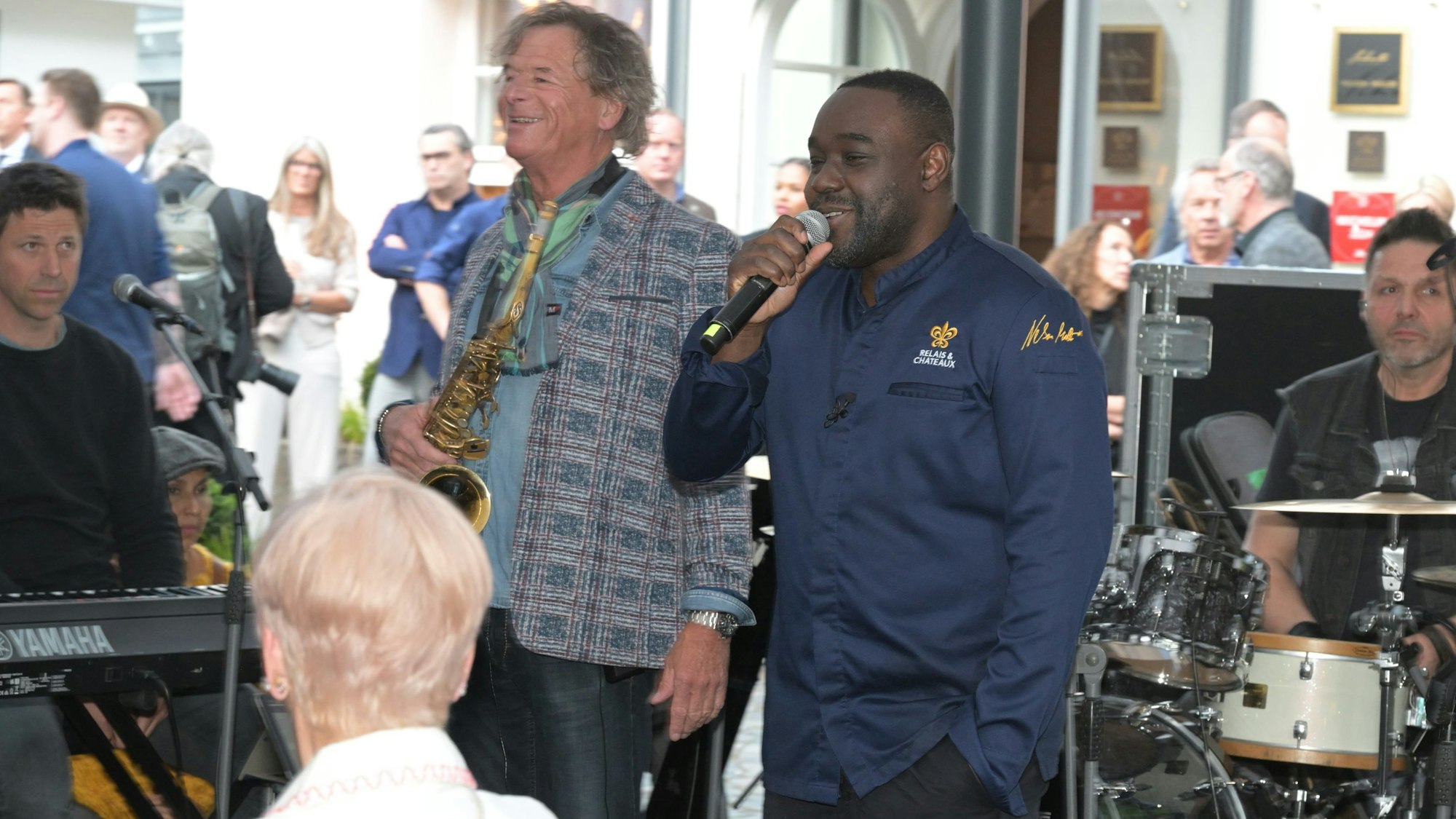 Nelson Müller singt auf der Einweihung der Diepeschrather Mühle.