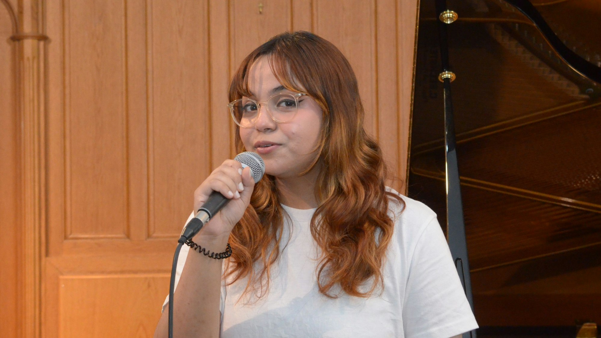 Die Sängerin mit Mikrofon in der Hand.