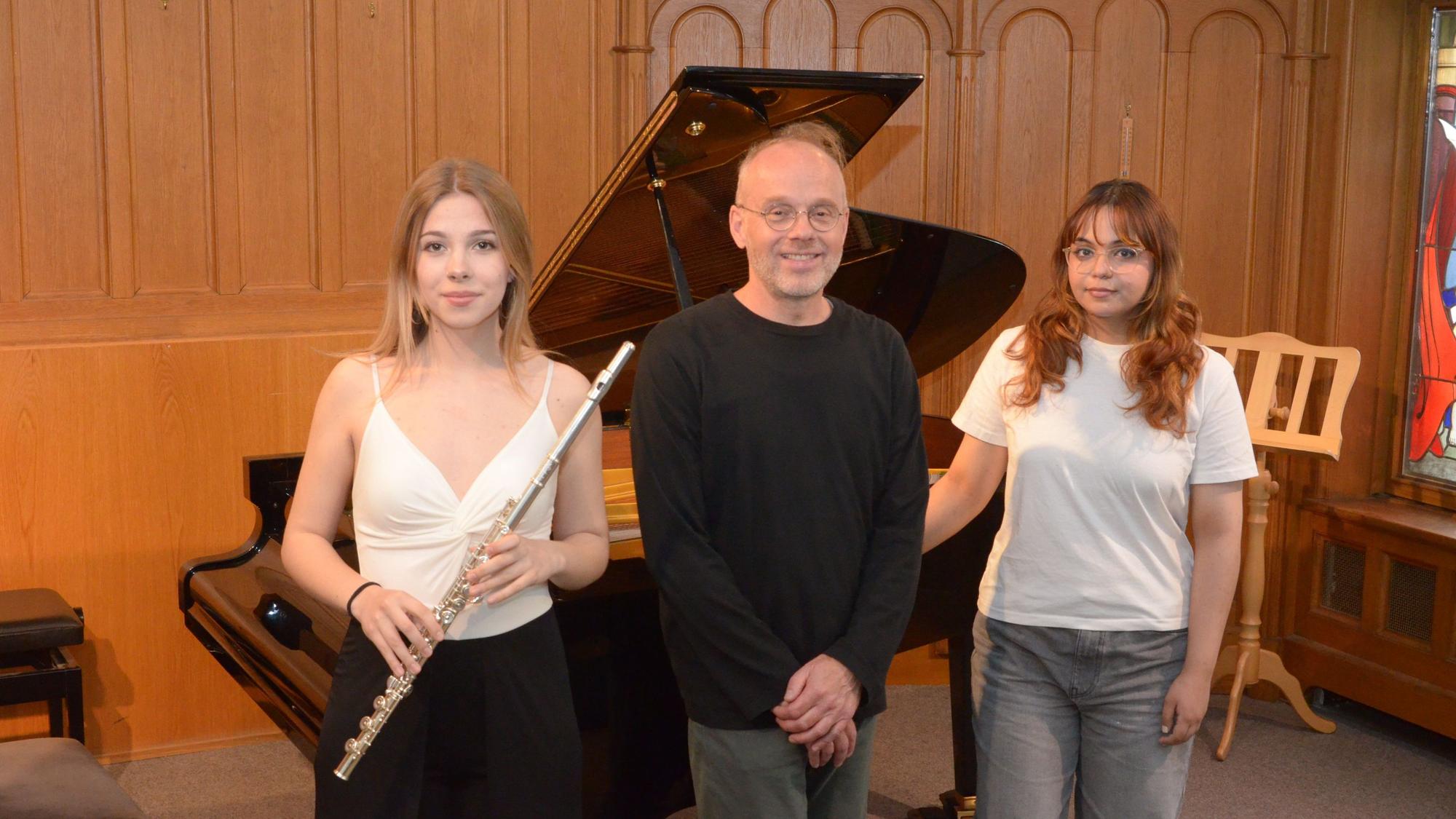 Das Foto zeigt die beiden Musikerinnen und den Musikschulleiter vor einem Konzertflügel.