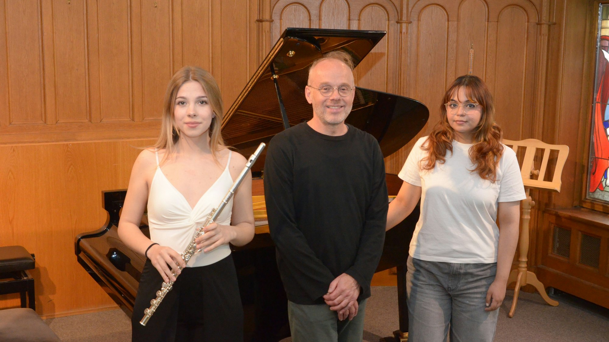 Das Foto zeigt die beiden Musikerinnen und den Musikschulleiter vor einem Konzertflügel.