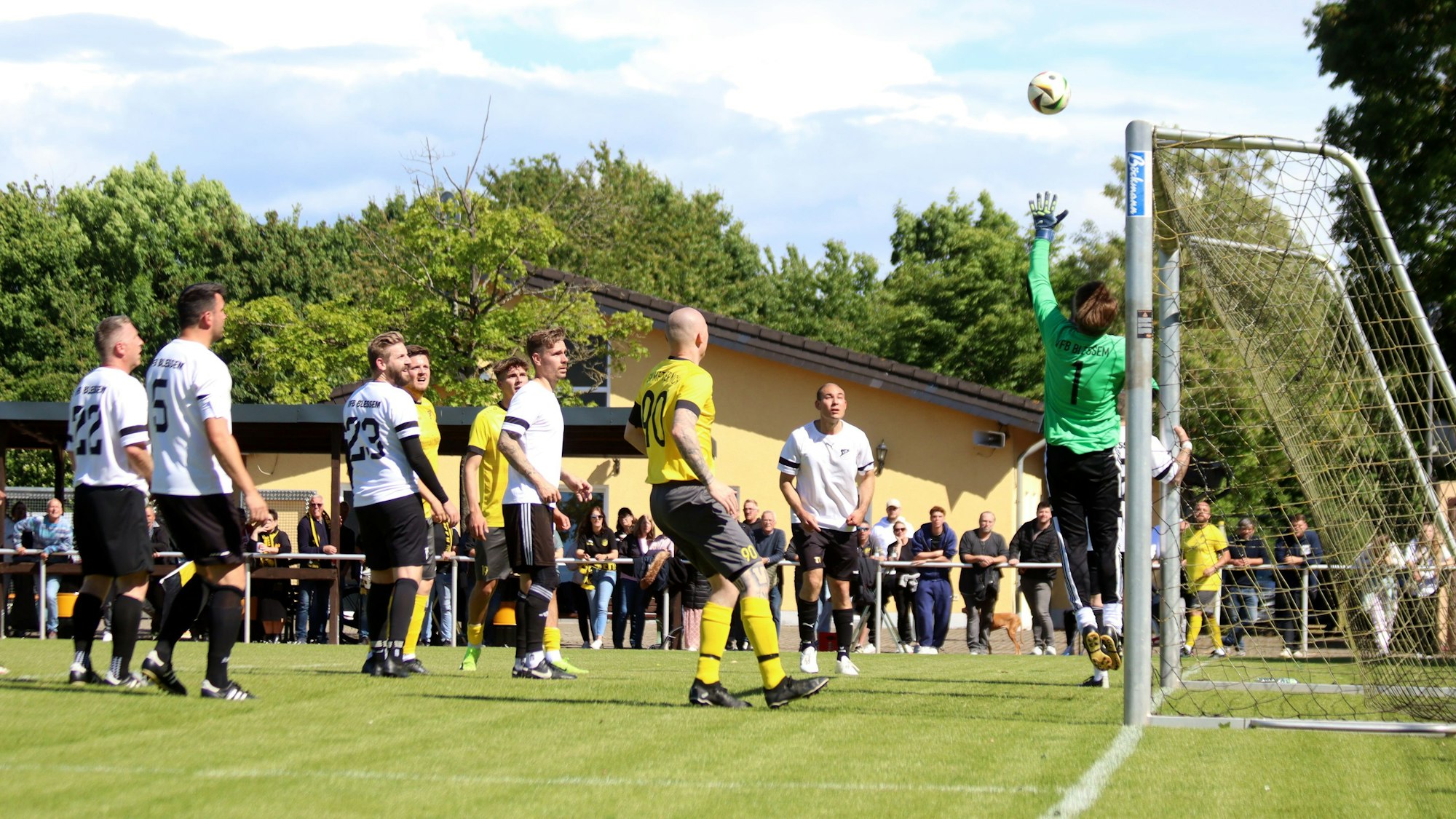 Fehmi Krasniqis direkt aufs Tor gezogene Ecke entschärft Torwart Andreas Tews: Den Ball lenkt er mit den Fingerspitzen an die Latte.
