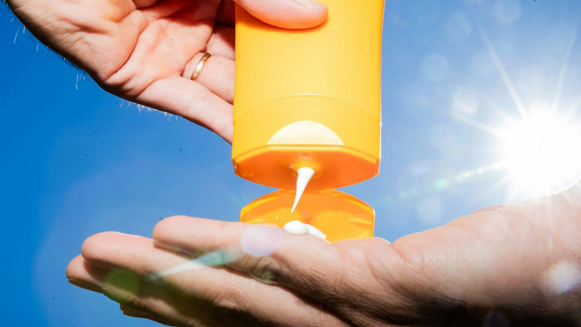 Zwei Discounterprodukte vorn: Die im Test besten Sonnencremes kosten unter vier Euro – und wurden mit „sehr gut“ bewertet.