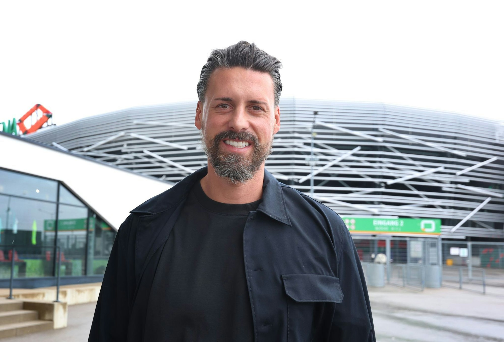 In der Augsburger WWK Arena soll der neue Trainer Sandro Wagner für Fußballfeste sorgen.
