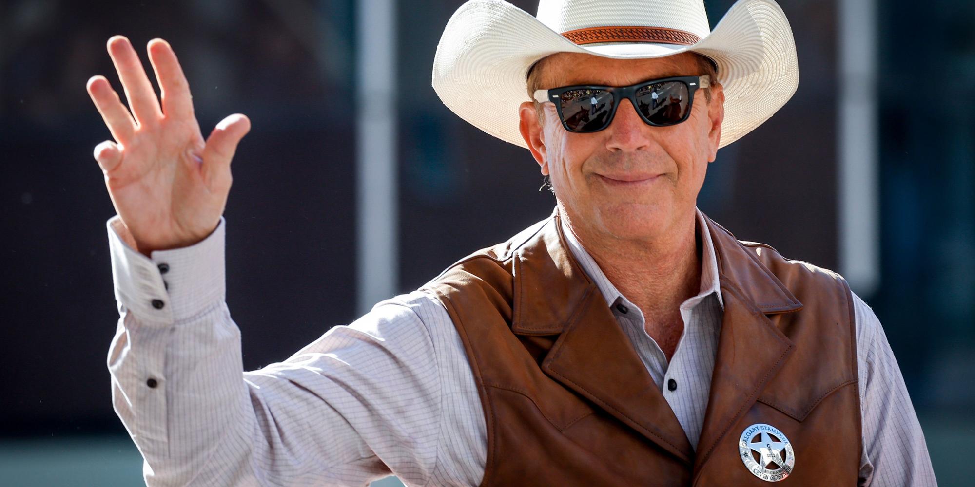ARCHIV - 08.07.2022, Kanada, Calgary: Parademarschall und Schauspieler Kevin Costner winkt den Fans während der Calgary Stampede Parade. (zu dpa: «Westernheld mit Regie-Oscar: Kevin Costner wird 70») Foto: Jeff Mcintosh/Zuma Press/dpa +++ dpa-Bildfunk +++
