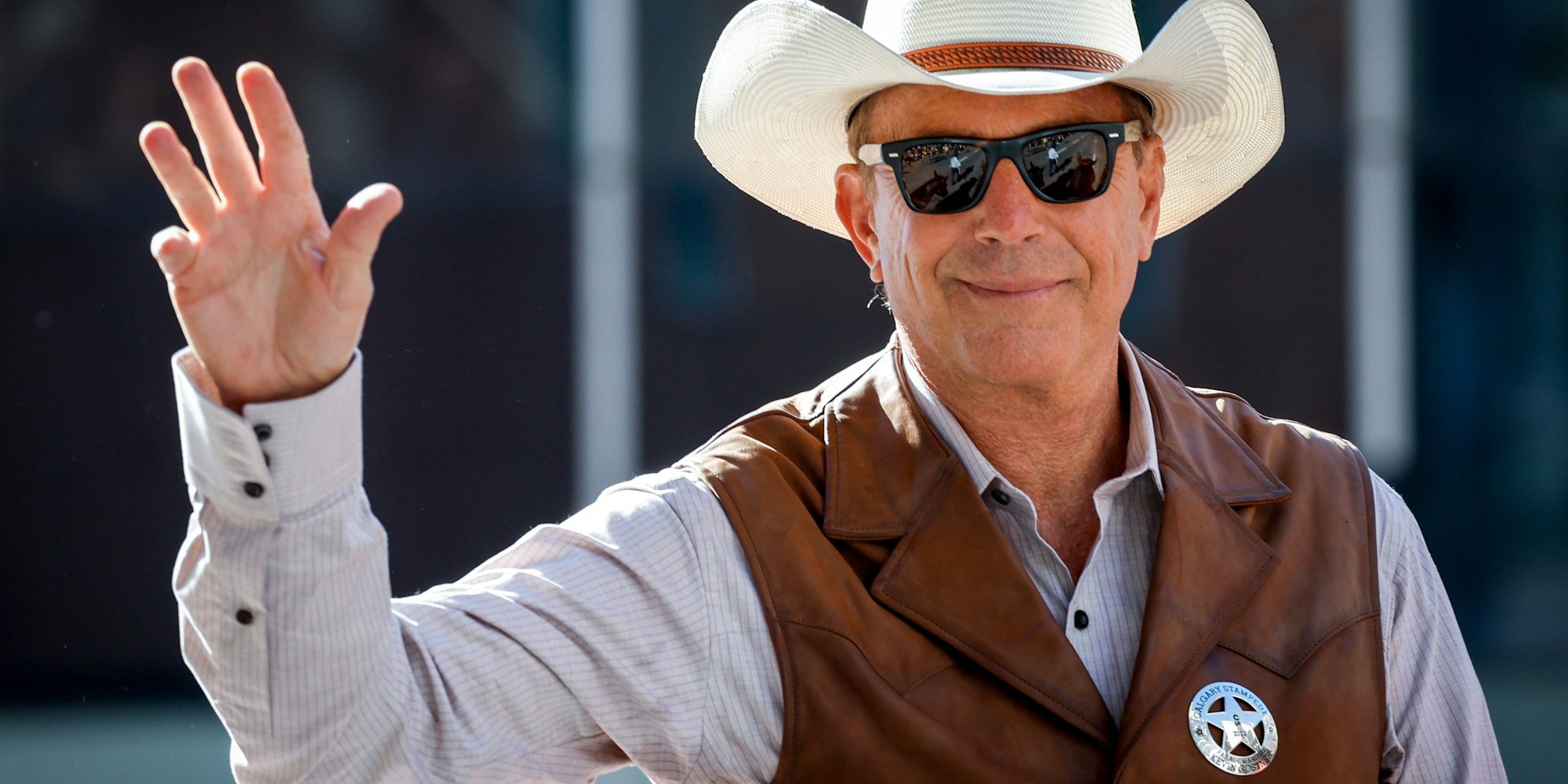 ARCHIV - 08.07.2022, Kanada, Calgary: Parademarschall und Schauspieler Kevin Costner winkt den Fans während der Calgary Stampede Parade. (zu dpa: «Westernheld mit Regie-Oscar: Kevin Costner wird 70») Foto: Jeff Mcintosh/Zuma Press/dpa +++ dpa-Bildfunk +++