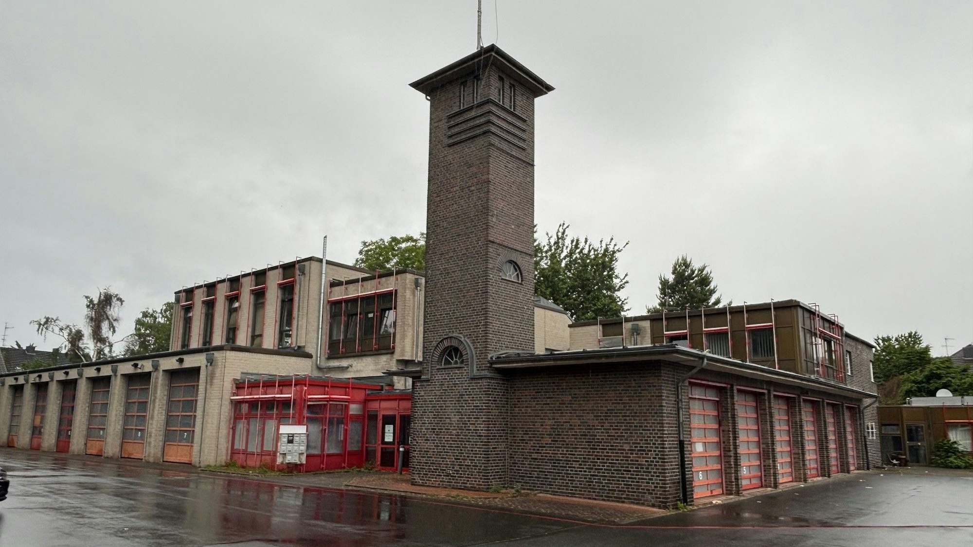 Auf dem Bild ist eine Alte Feuerwache zu sehen.