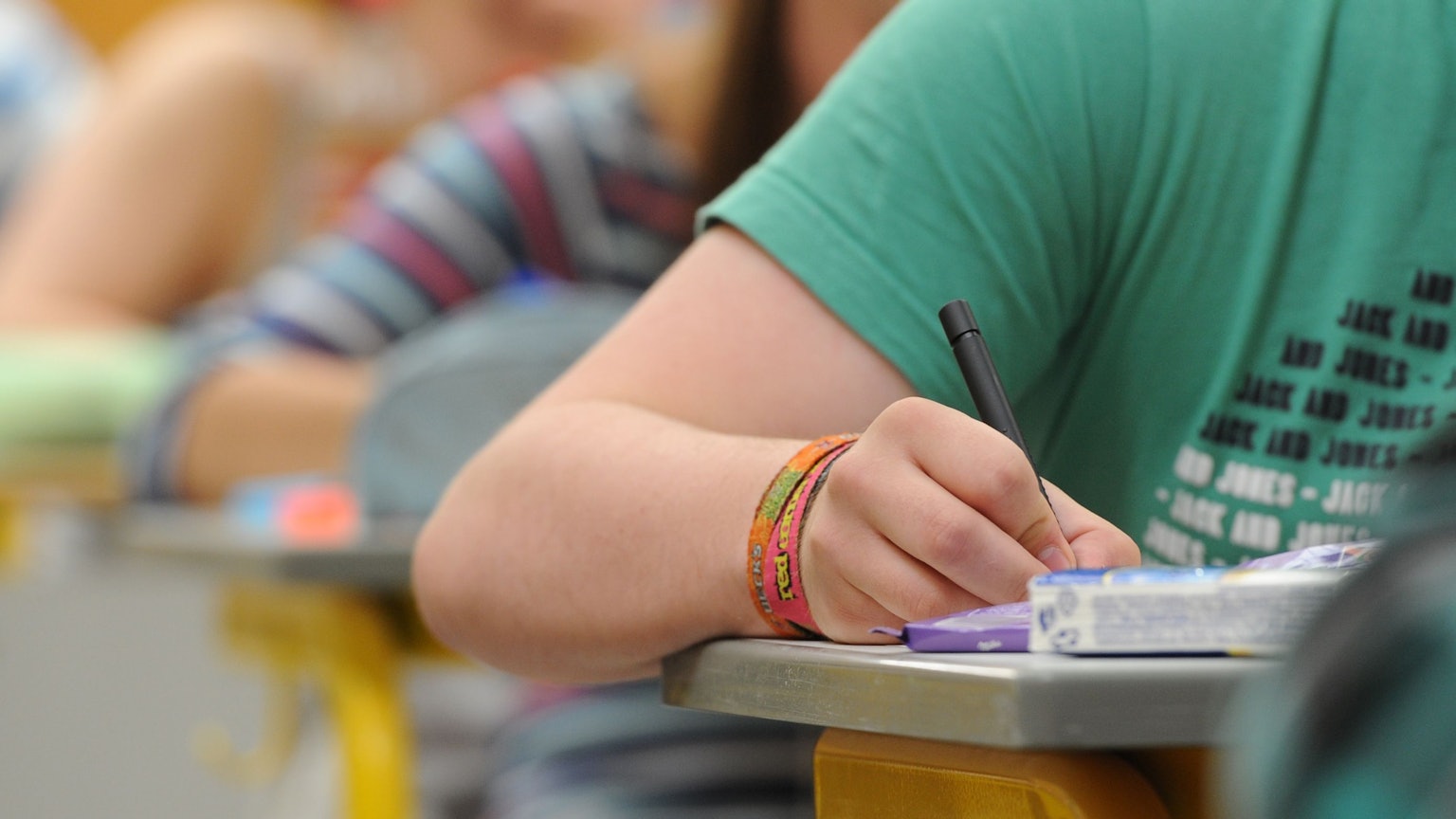 Schülerinnen und Schüler eines Gymnasiums schreiben eine Klausur.