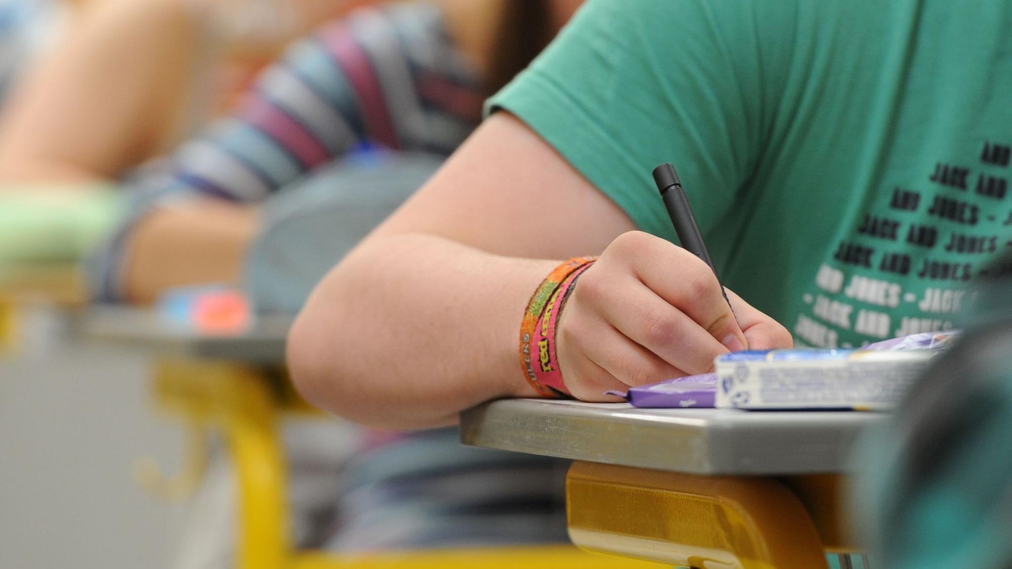 Schülerinnen und Schüler eines Gymnasiums schreiben eine Klausur.