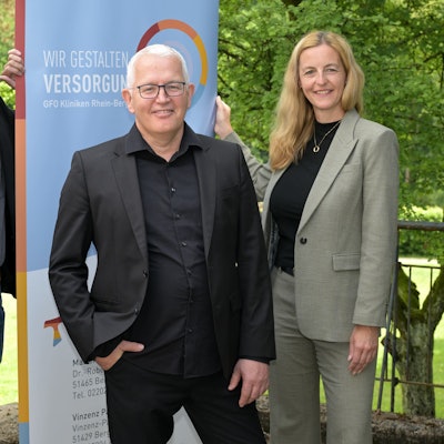 Leiter des Darmkrebszentrums, Pascal Scherwitz, hat weiße kurze Haare und eine schwarze Brille.