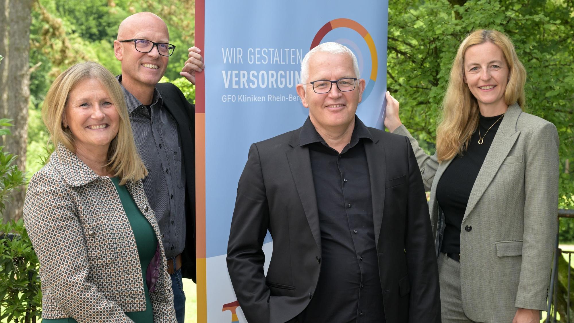 Pascal Scherwitz' (M.), GFO-Geschäftsführerin Barbara Florange (1.v.l.), ärztlicher Direktor Thorsten Löhr (2.v.l.) und kaufmännische GFO-Direktorin Katrin Aulenkamp (1.v.r.) schauen lächelnd in die Kamera.