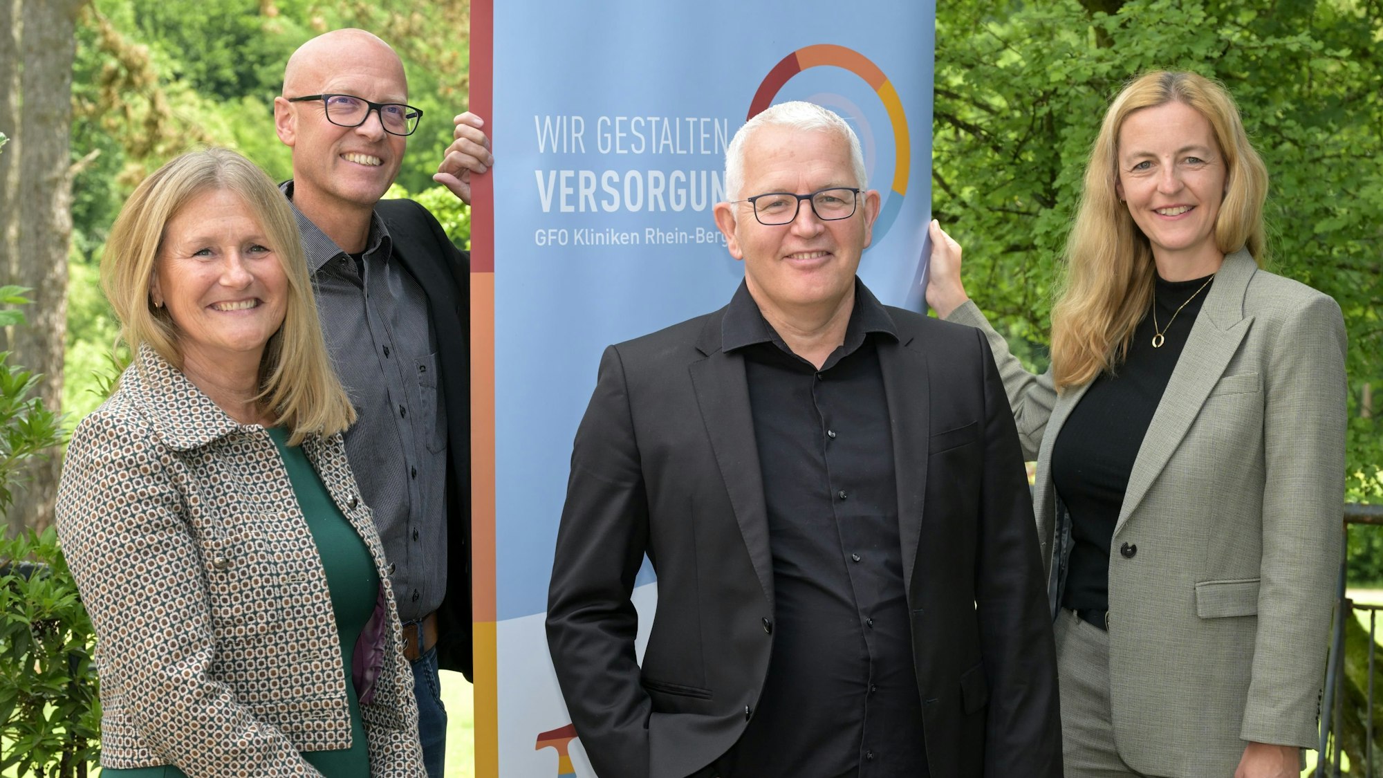 Pascal Scherwitz' (M.), GFO-Geschäftsführerin Barbara Florange (1.v.l.), ärztlicher Direktor Thorsten Löhr (2.v.l.) und kaufmännische GFO-Direktorin Katrin Aulenkamp (1.v.r.) schauen lächelnd in die Kamera.