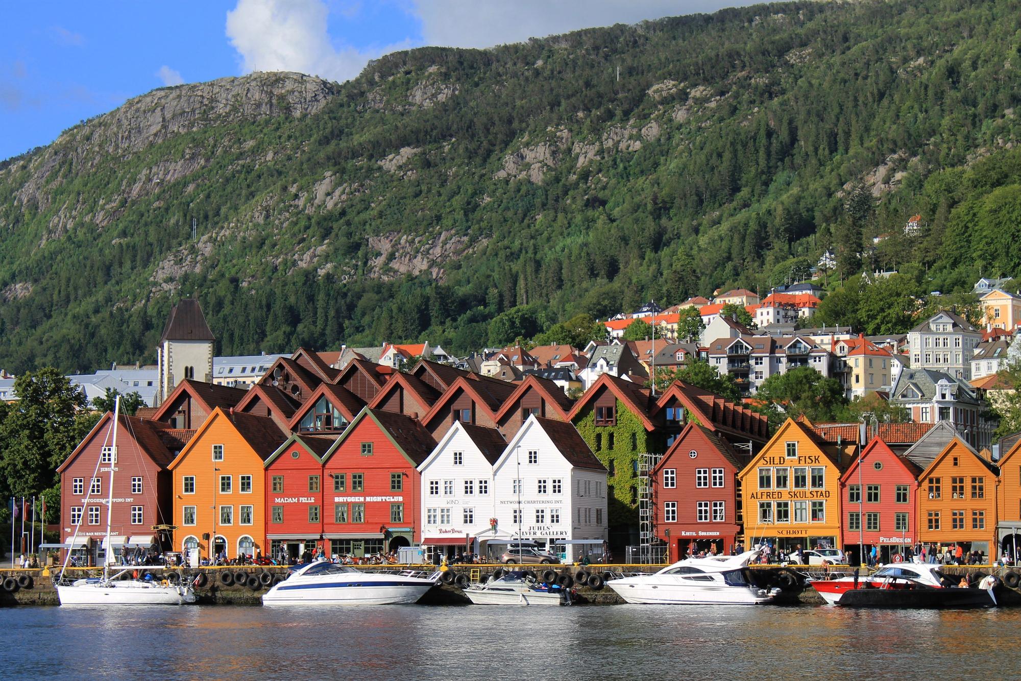 Bergens bekanntes Hanseviertel Bryggen mit den bunt angestrichenen Handelshäusern gehört zum UNESO-Welterbe.