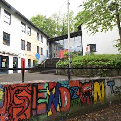 Das zweistöckige Gebäude ist von außen zu sehen.