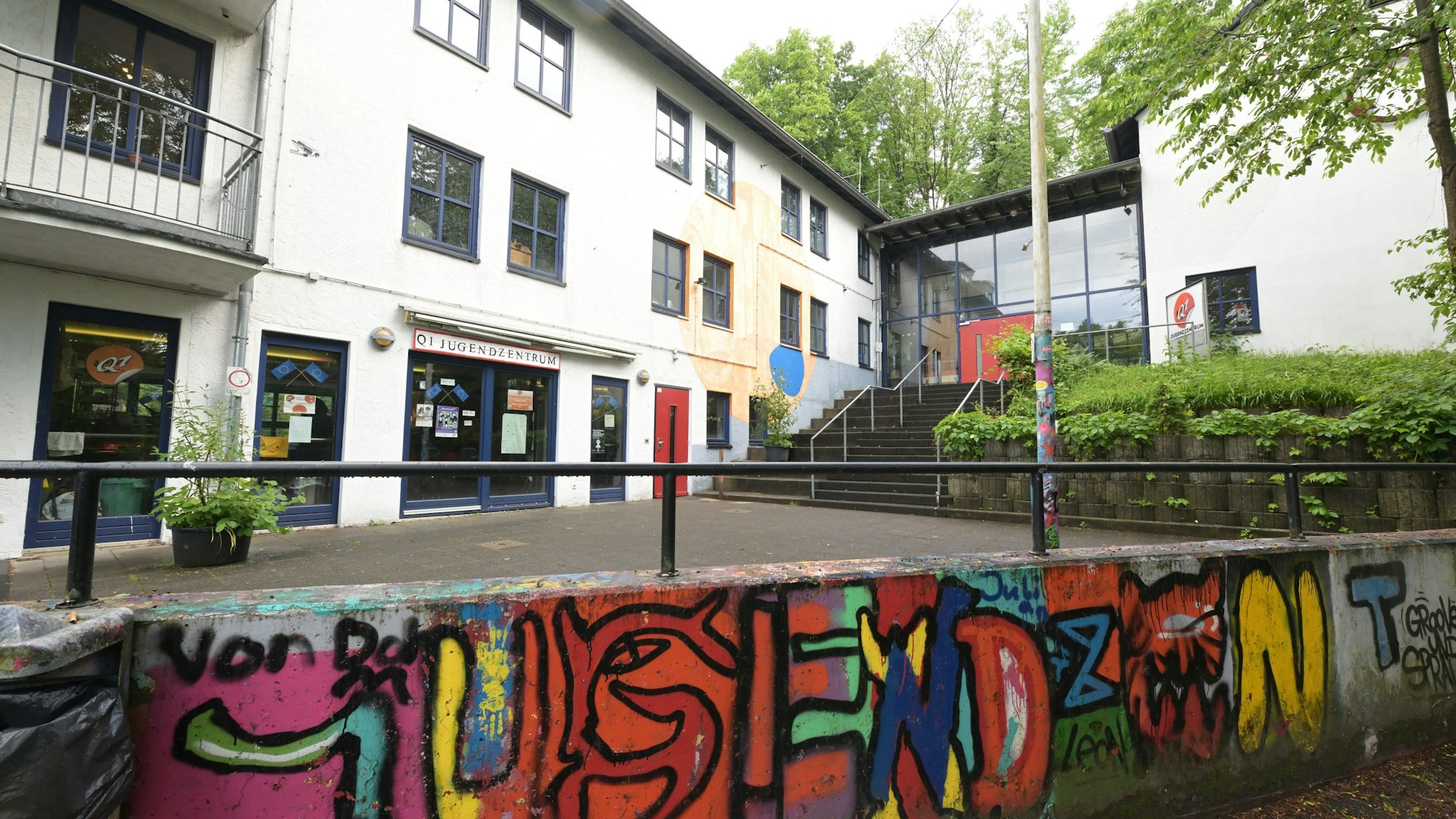 Das zweistöckige Gebäude ist von außen zu sehen.