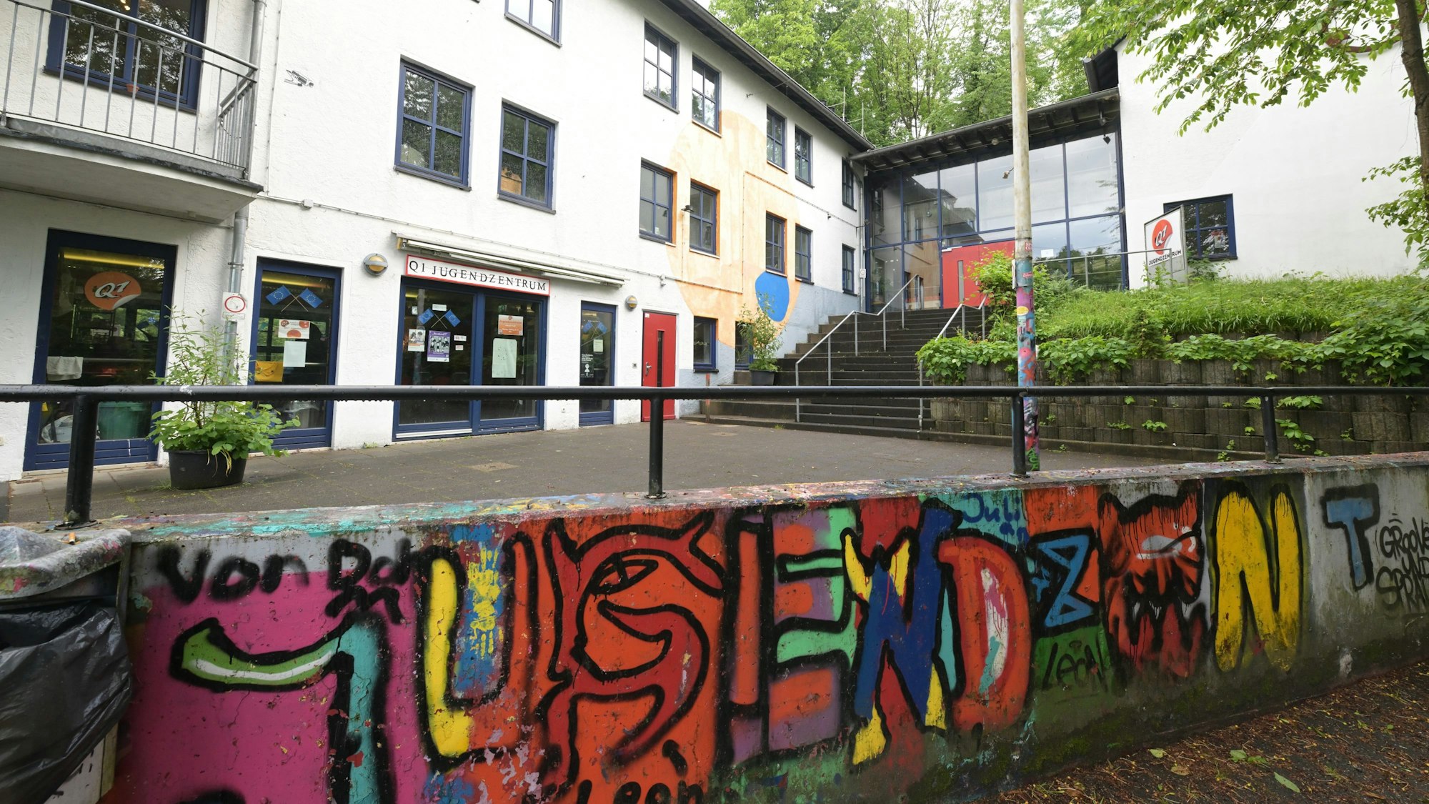 In einem weißen Gebäude am Quirlberg befindet sich das Q1 Jugendzentrum.