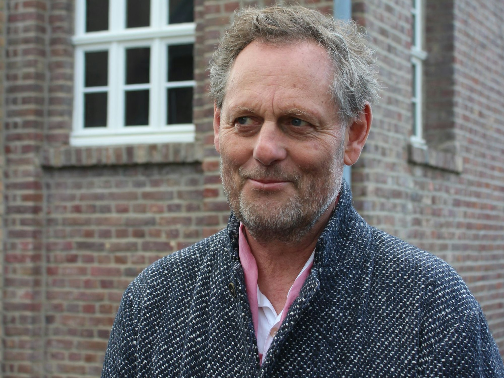 Ein Mann lächelt in die Kamera.