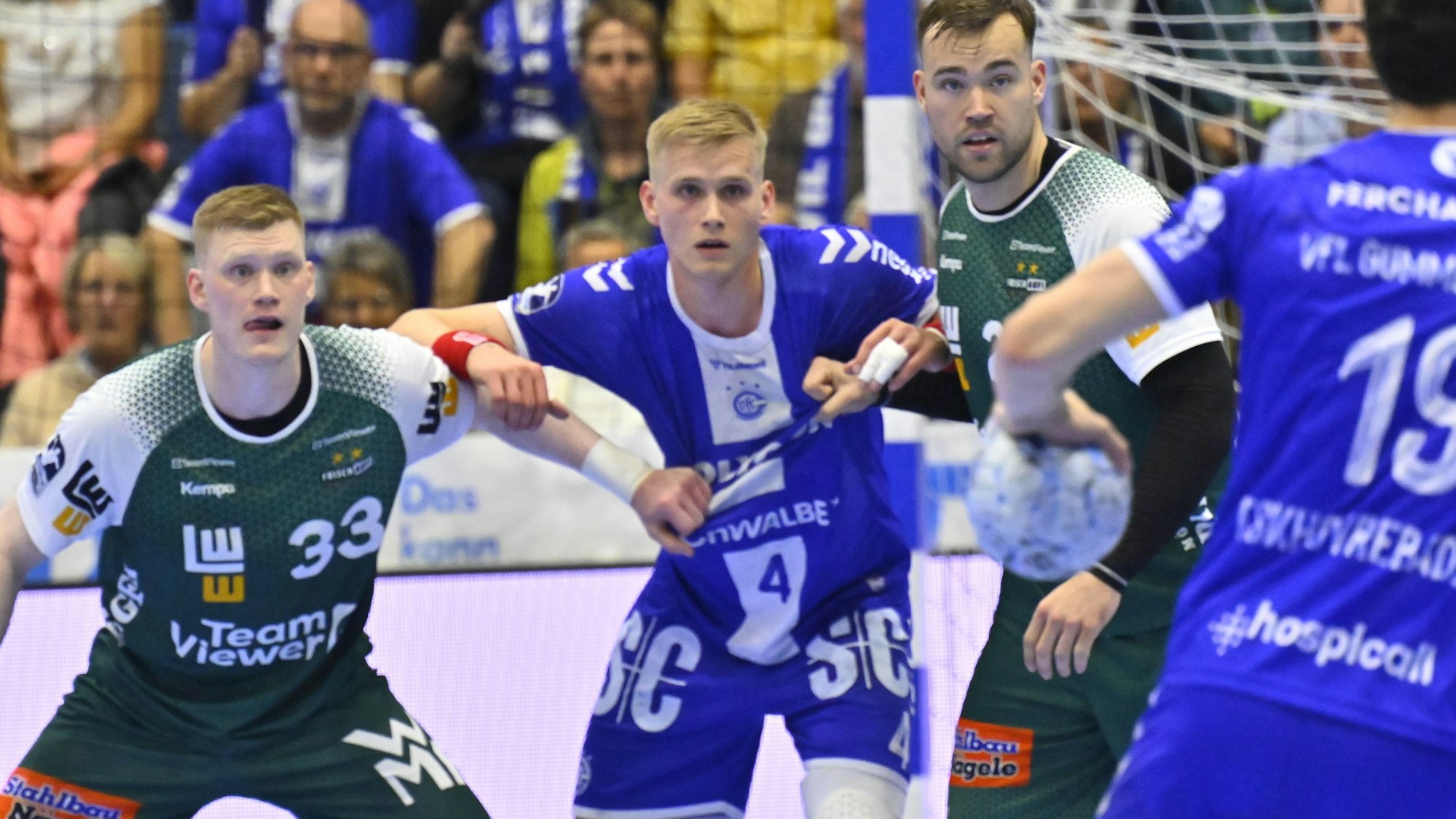 Ellidi Vidarsson in einer Spielsituation gegen zwei Handballer aus Göppingen.